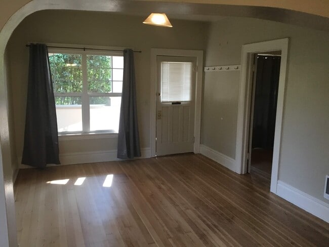 Building Photo - Great 2 Bedroom Bungalow Near Downtown and...