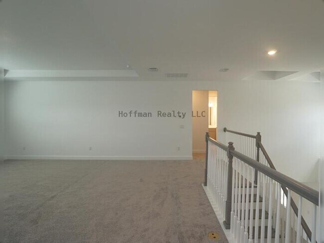 Building Photo - Stunning 5-Bedroom Lakeview Home in River ...