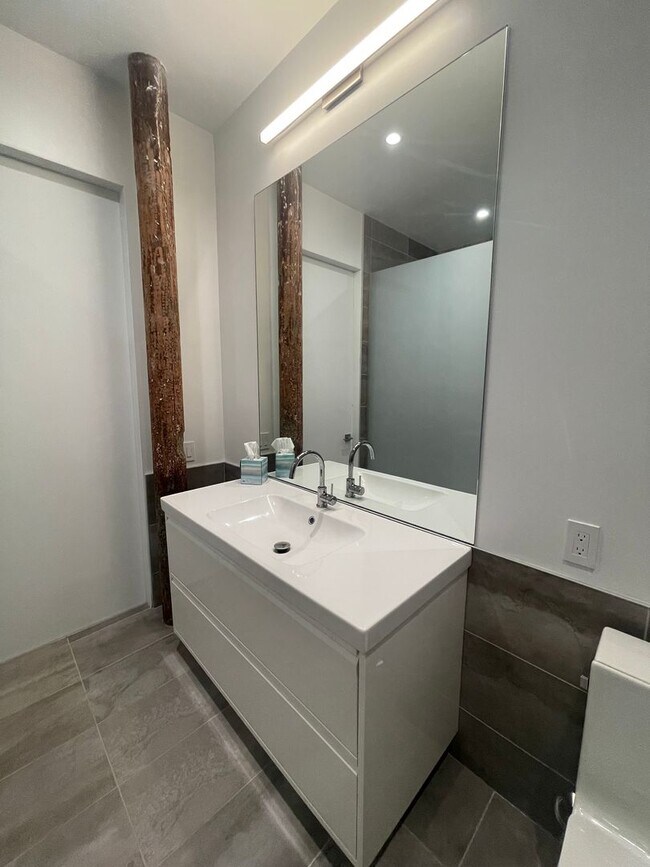 Building Photo - Historic Charm, Modern Luxury,  2 bedroom ...