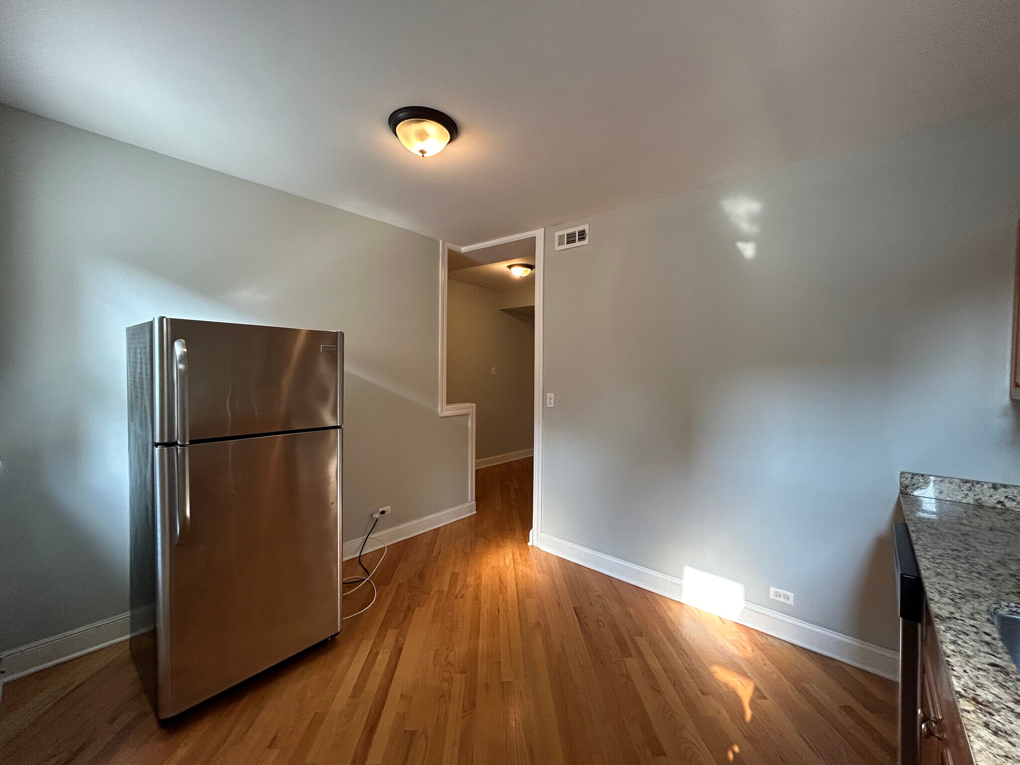 Building Photo - 894 Green Bay Rd