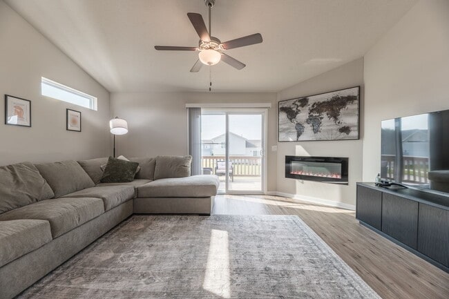 Building Photo - Open-Concept 3-Bedroom with Corner Lot Vie...