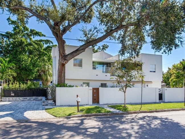 Building Photo - 3219 W San Juan St