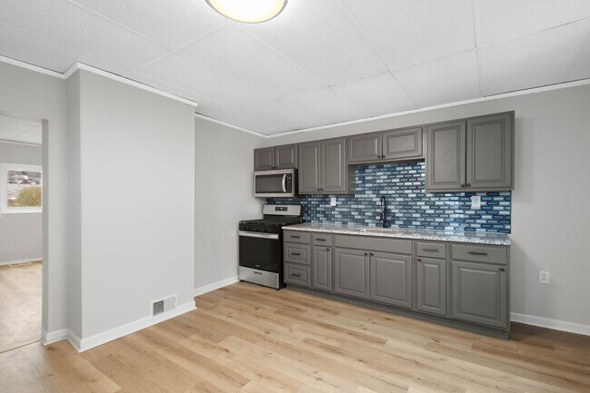 Building Photo - SCORE 1ST MONTH'S RENT FREE IF SIGNED BY DEC 28! Beautiful 2 bedroom home in Coraopolis available...