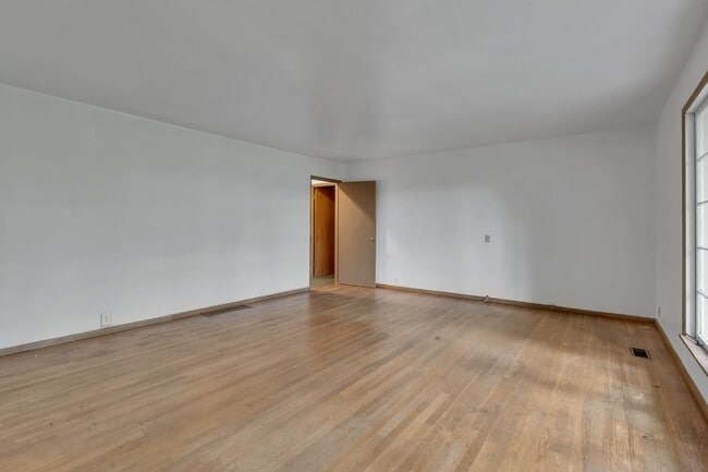 Building Photo - 4 Bed 2.5 Bath available in Kirkland