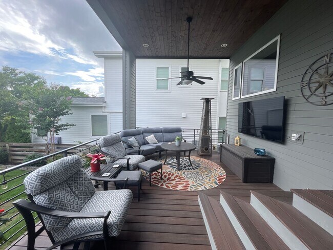 Building Photo - 4 Bedroom/3.5 Bath home overlooking the ci...