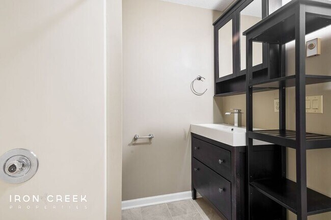 Building Photo - 8 Briar Knoll Ct