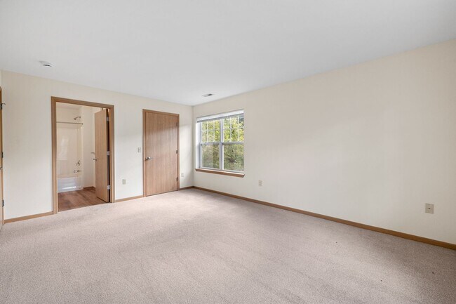 Building Photo - Condo Style Upper 2 bedroom 2 bathroom Apartment Available