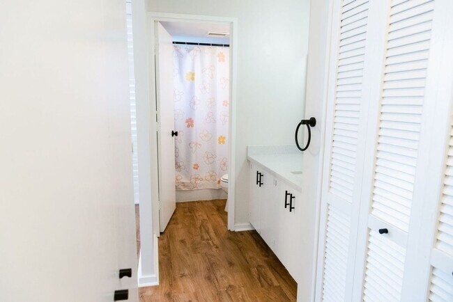 Building Photo - Great 1 Bedroom, 1 Bath with Parking * AC ...