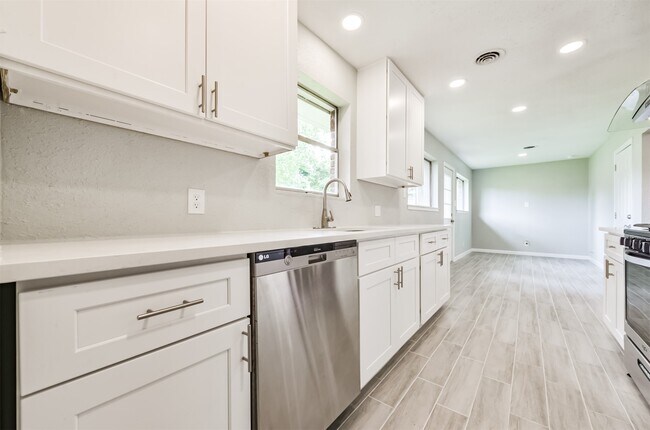Building Photo - 9631 Bundy Ln