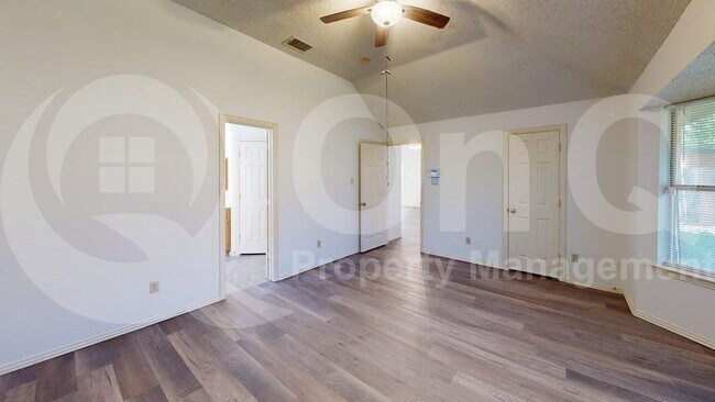 Building Photo - 733 Rockett Ln