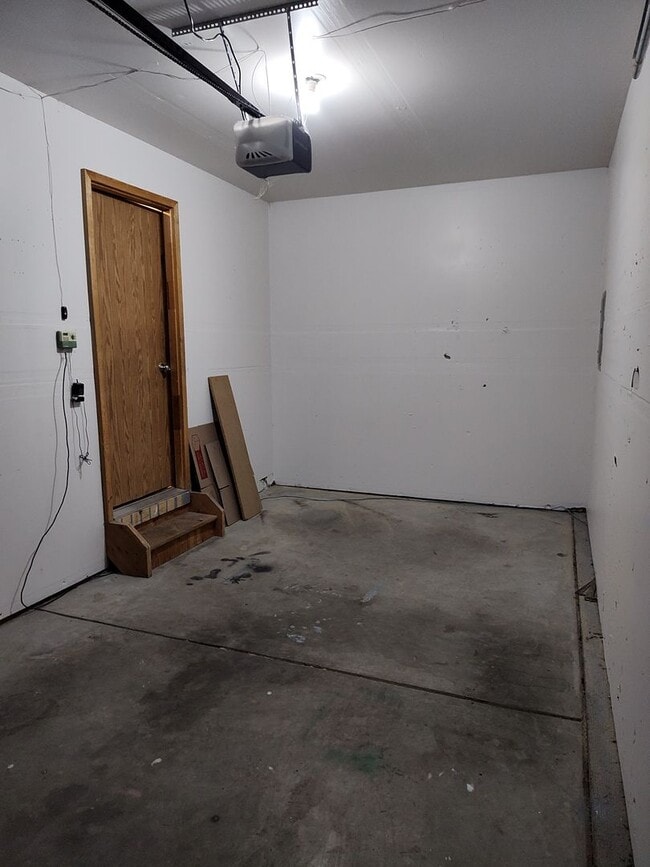 Building Photo - ALL PROSPECTIVE TENANTS MUST SUBMIT A $58 NON-REFUNDABLE APPLICATION FEE PER APPLICANT ONLINE AND...