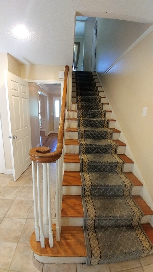 Building Photo - Large Executive Beauclerc Pool Home