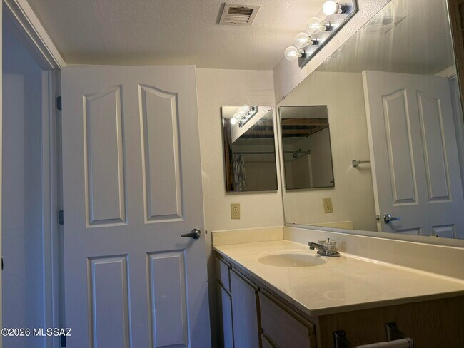 Building Photo - 5751 N Kolb Rd