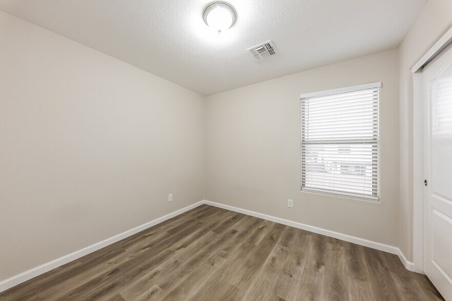 Building Photo - 2505 W Red Fox Rd