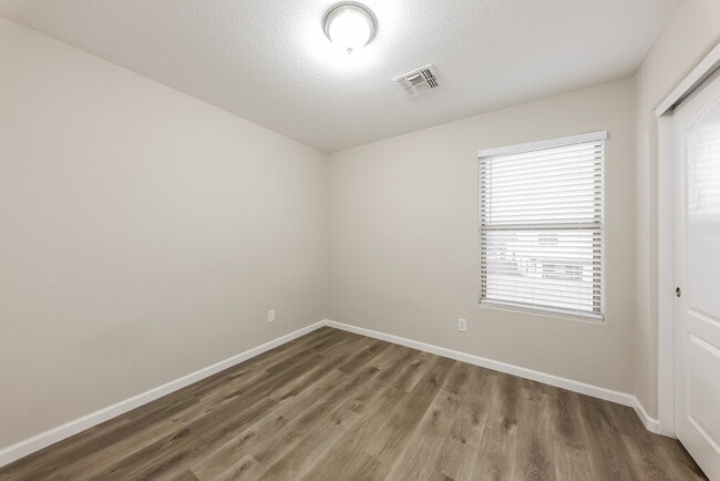 Building Photo - 2505 W Red Fox Rd