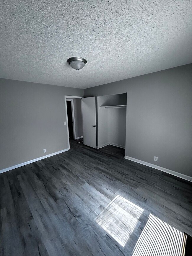 Building Photo - Large three bedroom, one and a half bath t...
