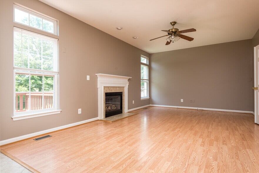 Family room w gas fpl - 15121 Toccoa Ct