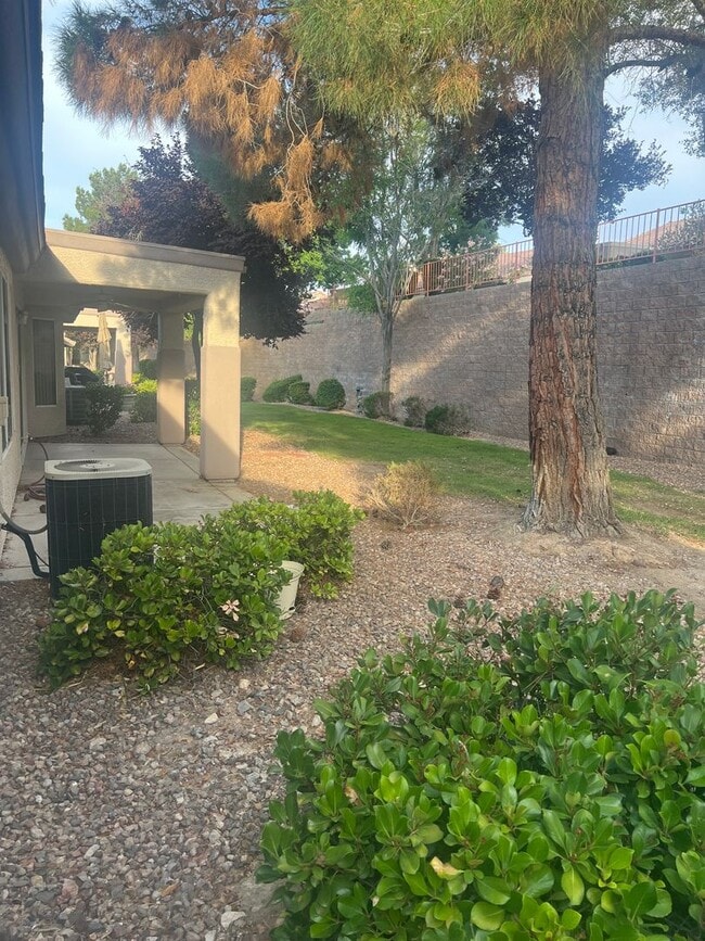 Building Photo - Beautiful Attached Dual Townhouse