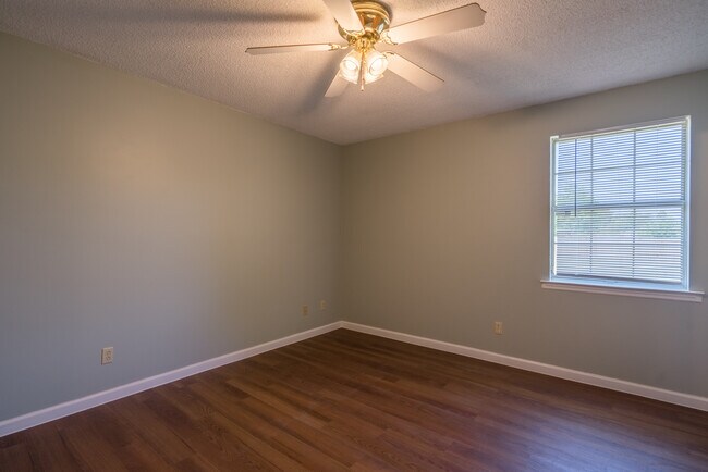 Building Photo - 1464 Flo Zechman Dr