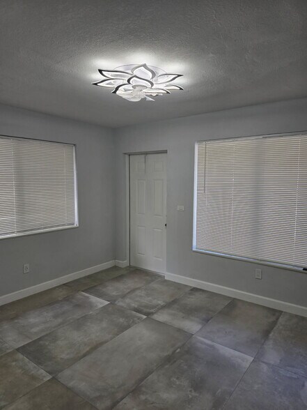 Building Photo - 1000 NW 55th Ter