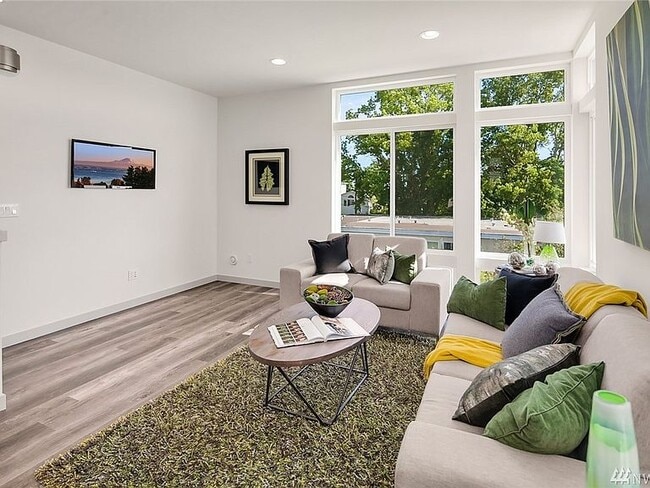 Building Photo - 1631 S King St