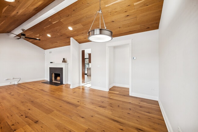 Building Photo - 525 W Deerpath Rd