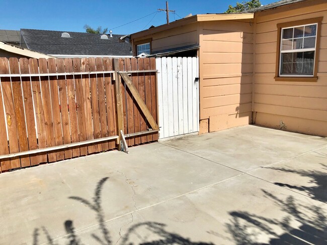 Building Photo - Quaint and Charming Front House in a Duple...