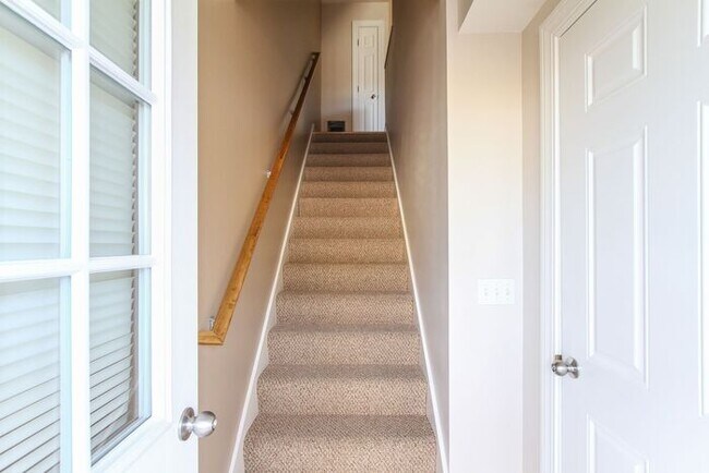 Building Photo - Envoy Townhouse with Tuscan Inspired Inter...