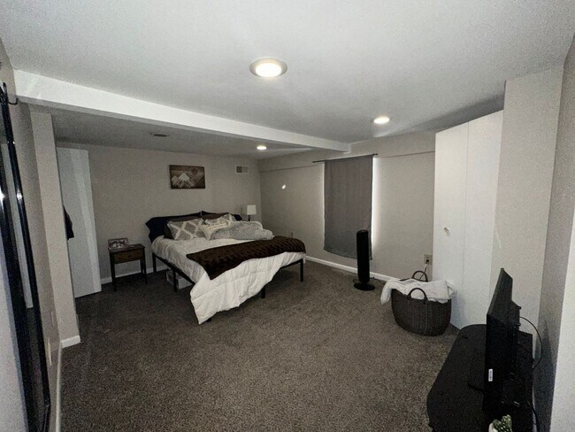 Building Photo - *** Amazing Apartment in Mt. Washington * Pet Friendly * Duplex style * Available Now * Spacious ...