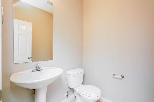 Building Photo - 1006 Primrose Dr