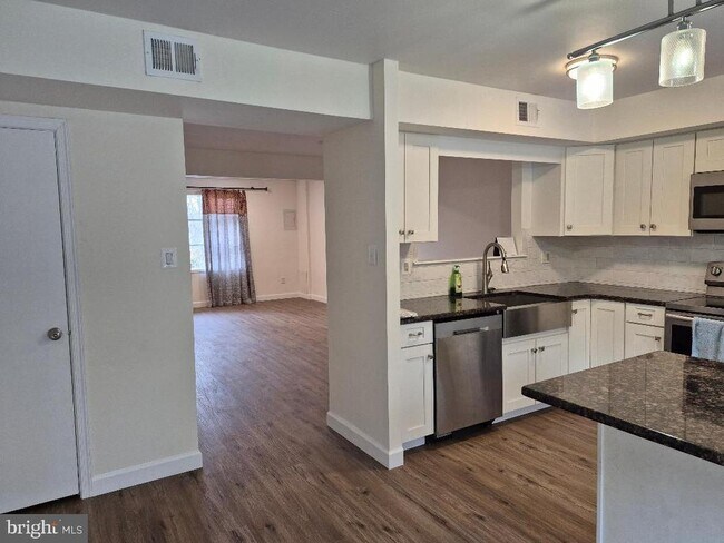 Building Photo - 401 Woodside Cir