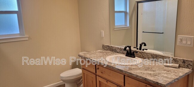 Building Photo - 108 SW Little Meadow Ln