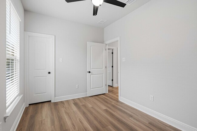 Building Photo - 4630 Jayhawk Dr