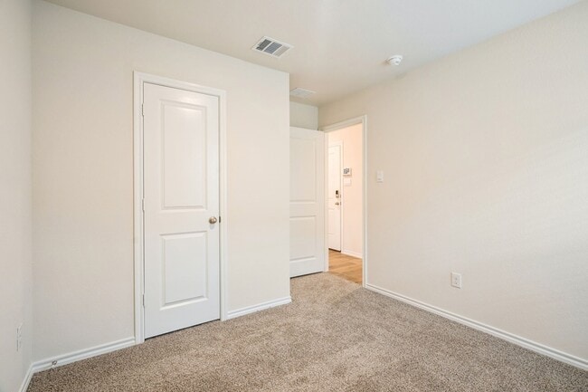 Building Photo - 1324 Stuarts Frst Dr