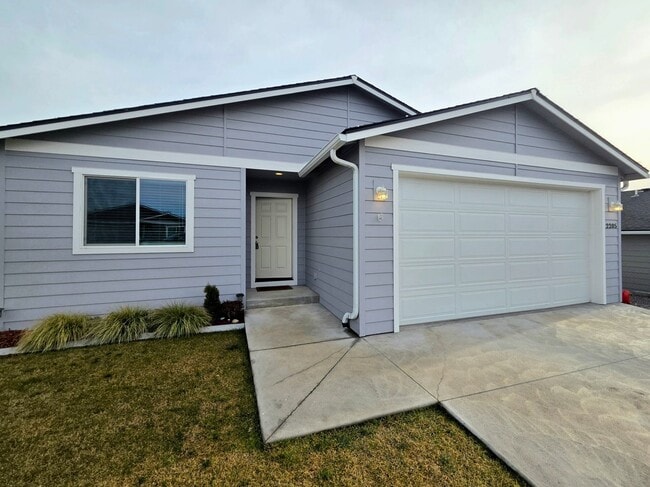 Building Photo - Modern 3 Bed / 2 Bath Rambler | Fully Fenced Yard + 2-Car Garage | Newer Neighborhood