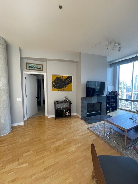Great Room - 720 N Larrabee St Unit 1707