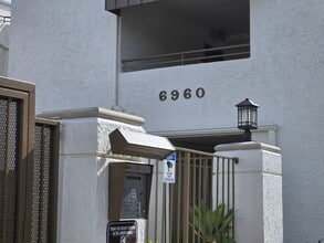 Building Photo - Ground-floor San Carlos stunning single-story condo available immediately.
