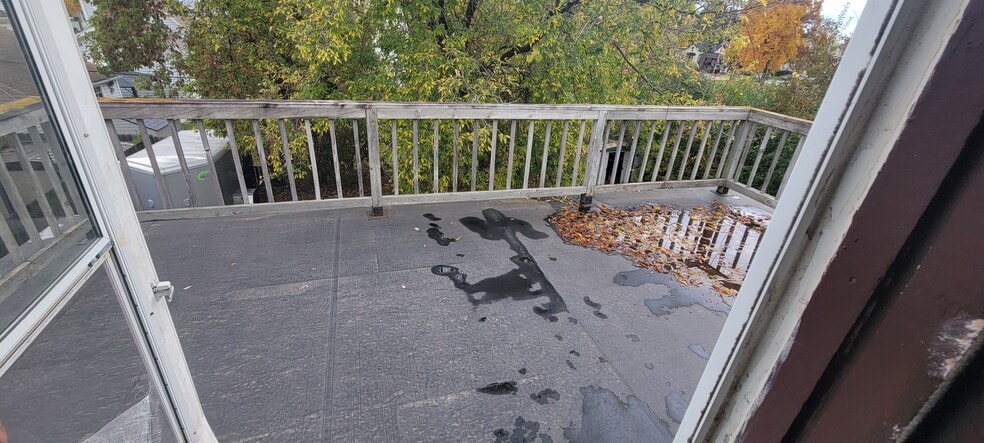 Balcony - 353 Emma St