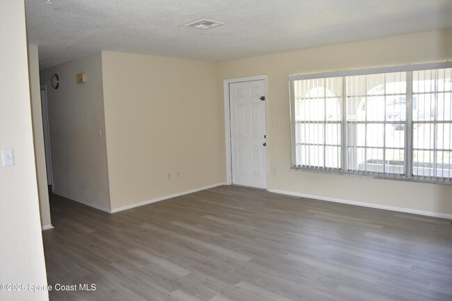 Building Photo - 3134 Edgewood Dr NE