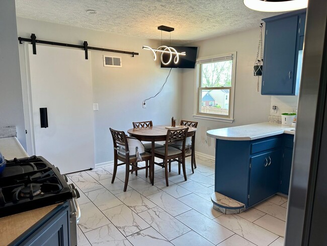Building Photo - Beautiful house...RESERVE NOW FOR AUGUST 1...