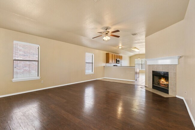 Building Photo - Charming Home Awaits: Spacious & Modern Li...