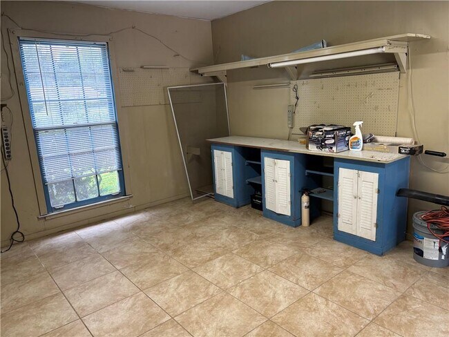 Building Photo - 1054 Gallen Ct