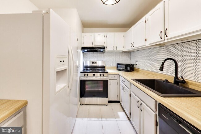 Building Photo - 13117 Wonderland Way