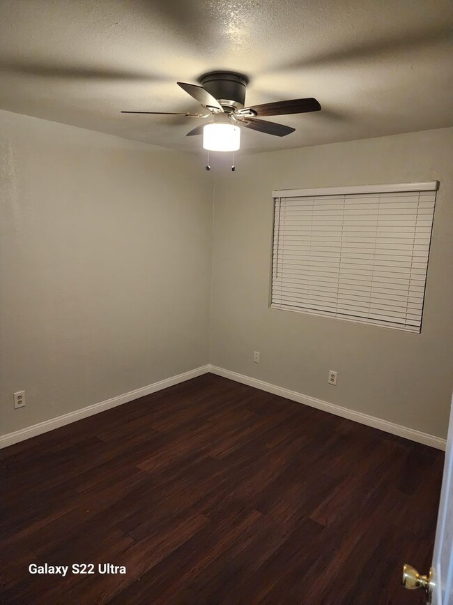 Building Photo - 2 Bedroom 1 Bathroom Apartment with 1 Car ...