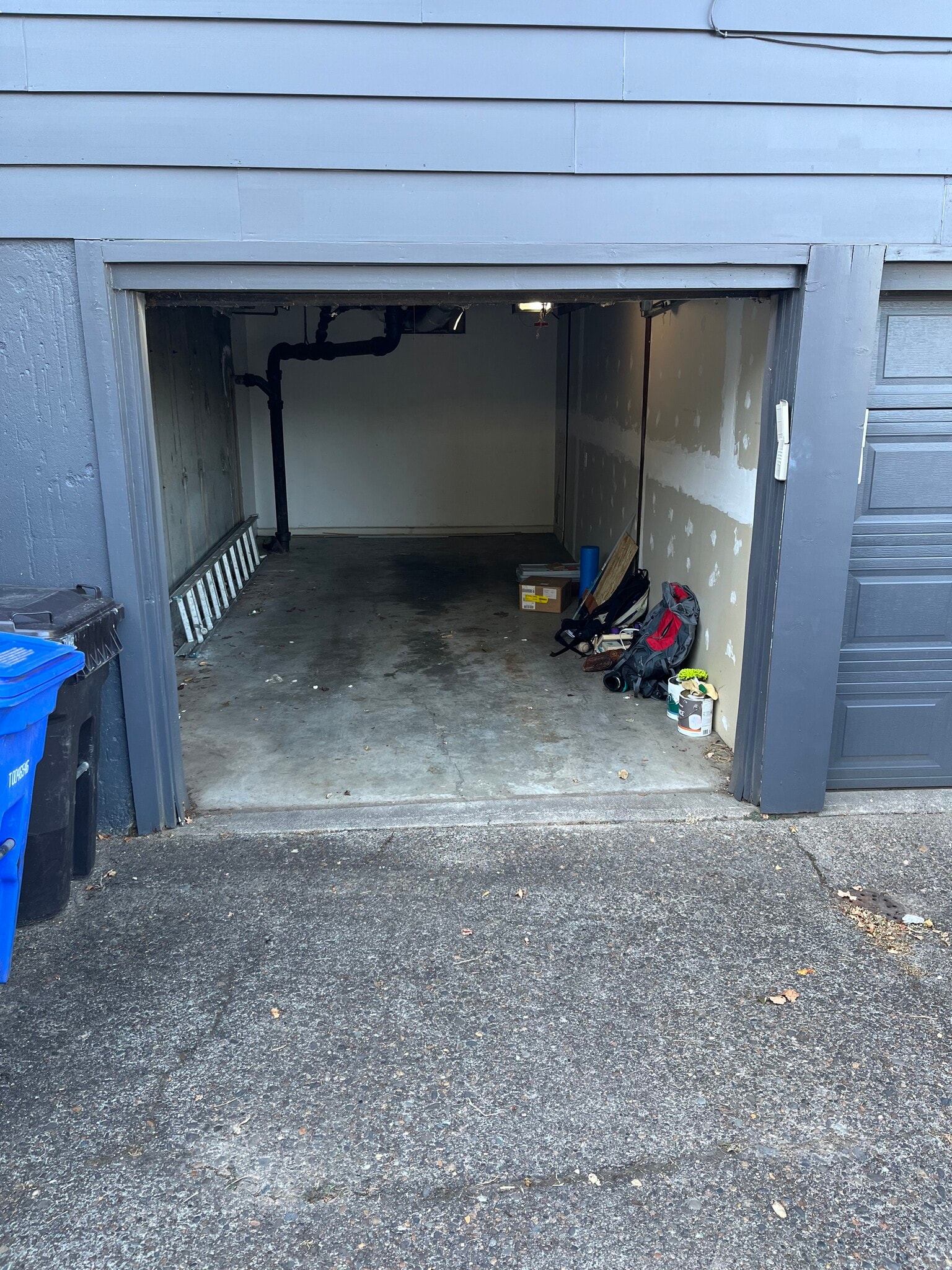 Private Garage - 13-15 SW Bancroft St