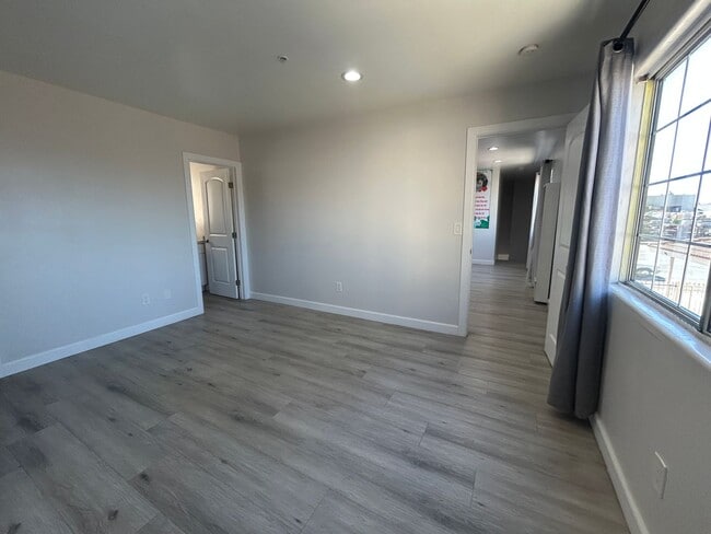 Building Photo - Newly Renovated 3 Bed / 2.5 Bath Apartment...