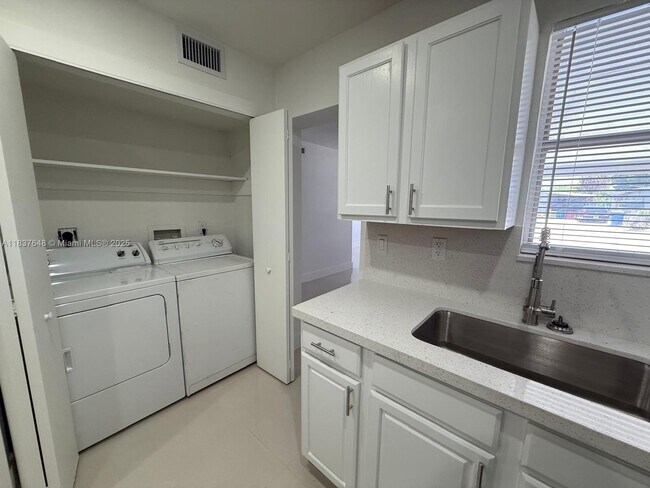 Building Photo - 1494 W 34th St