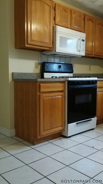 Building Photo - 247 Roxbury St