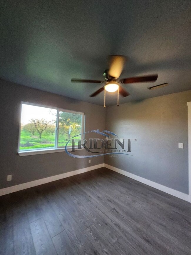 Building Photo - MOVE IN SPECIAL! FRESHLY painted interior! NEW vinyl flooring! This is a 2 Bedroom, 1 bath house ...