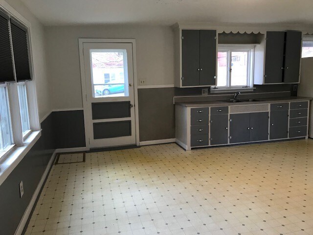 Building Photo - 155 King Rd